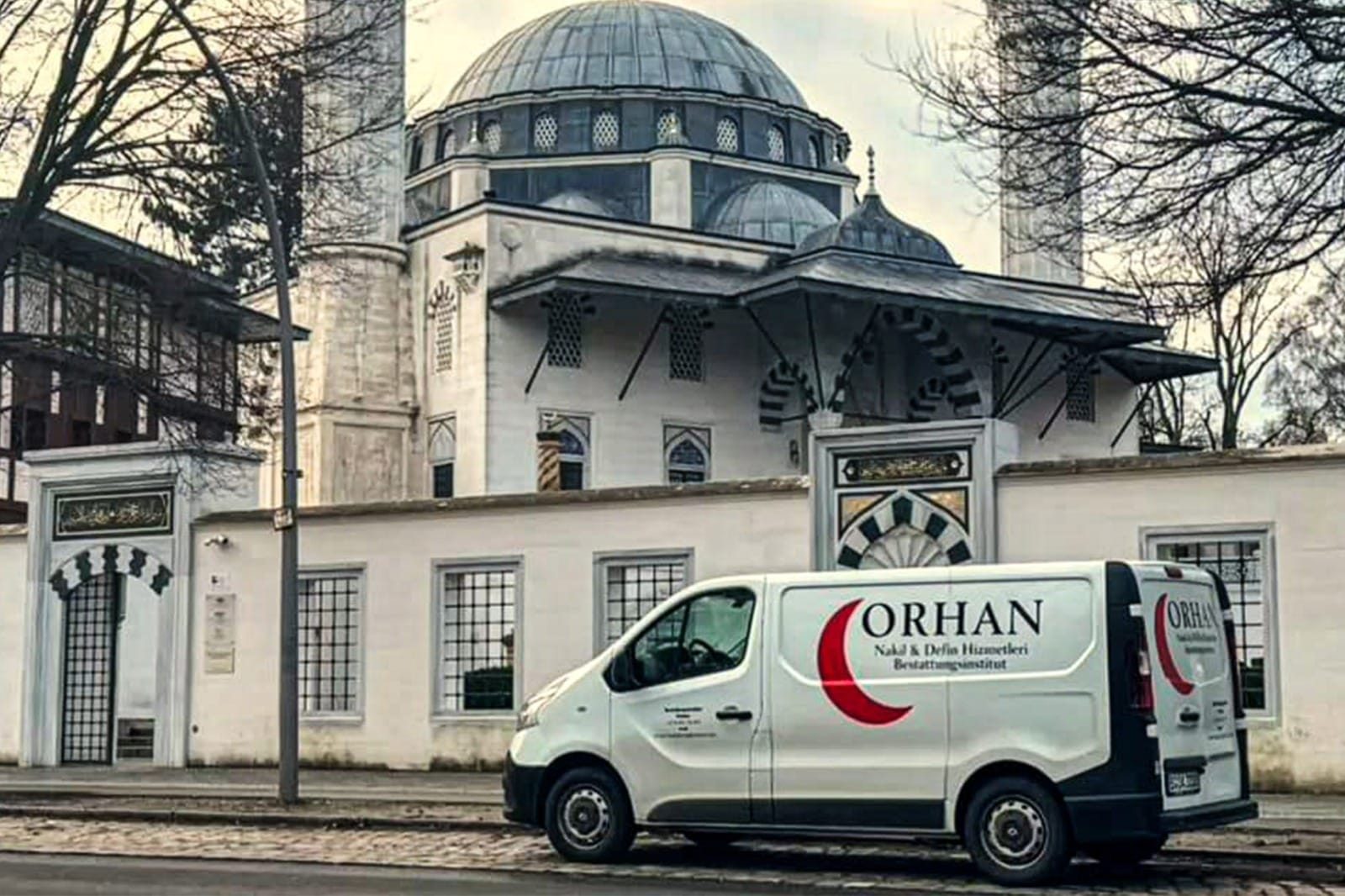 Bestattungsfahrzeug von Orhan Bestattung vor der Şehitlik Moschee in Berlin
