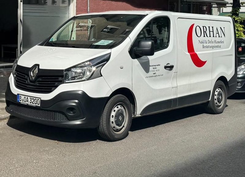 Fahrzeug mit dem Logo von Orhan Bestattung